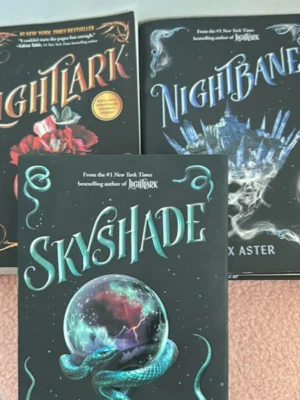 Lightlark (the Lightlark Saga Book 1)